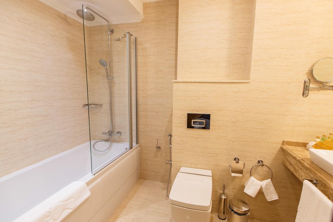 Sultan Palace Hotel أتيراو المظهر الخارجي الصورة Bathroom with shower screen