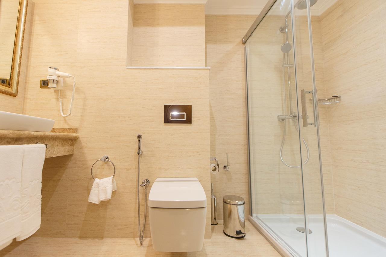 Sultan Palace Hotel أتيراو المظهر الخارجي الصورة A modern bathroom