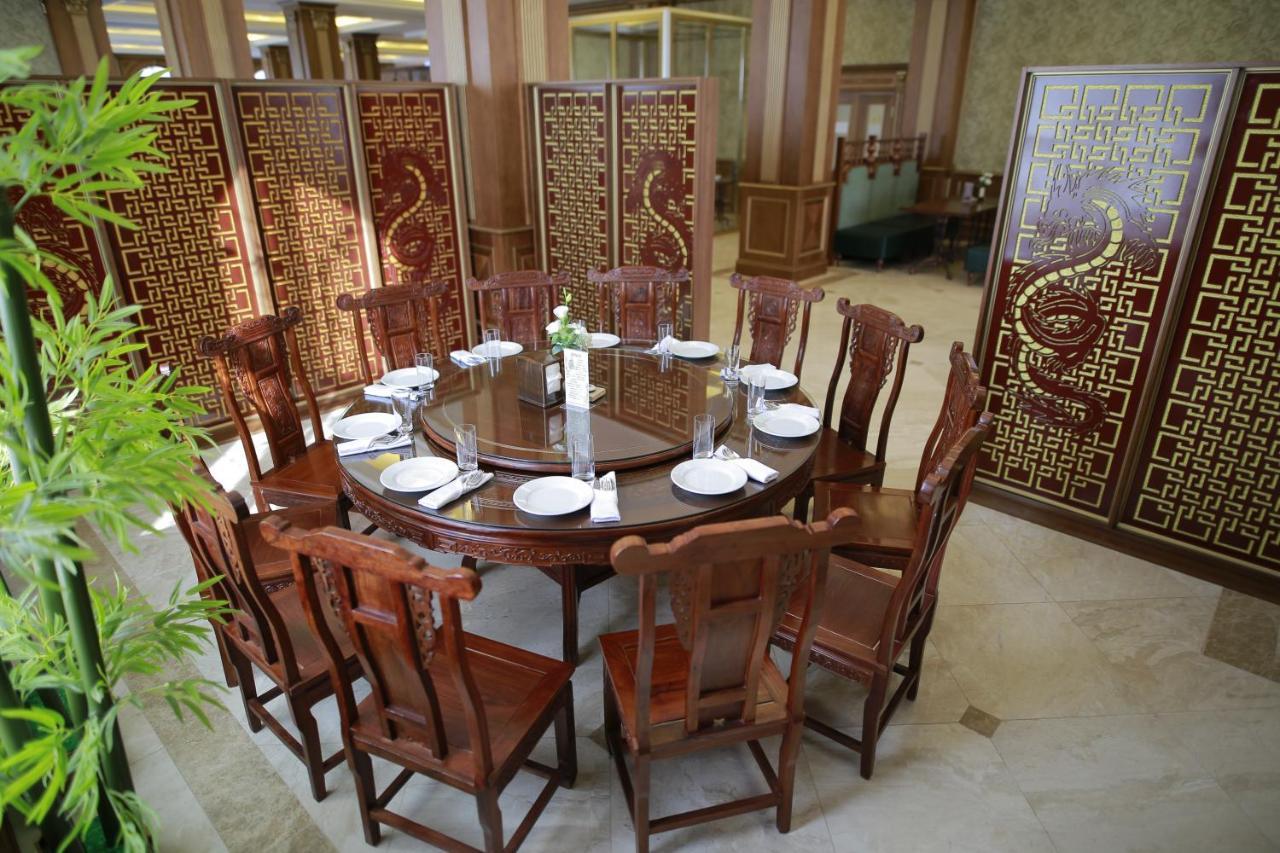 Sultan Palace Hotel أتيراو المظهر الخارجي الصورة A round table with chairs